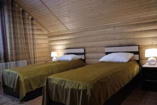 Отель Charda Буковель Двухместный номер эконом-класса с 2 отдельными кроватями и общей ванной комнатой-1