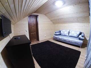 Отель Charda Буковель Двухместный номер в мансарде с 1 кроватью и общей ванной комнатой-1