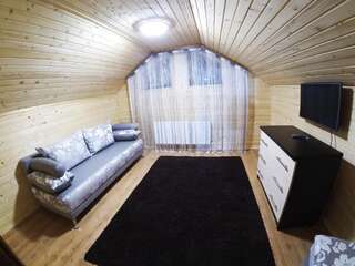 Отель Charda Буковель Двухместный номер в мансарде с 1 кроватью и общей ванной комнатой-4